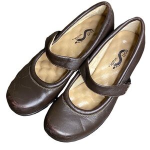 SoftWalk Women's Dark Brown Mary Jane Buckle Shoes. Size 8.5.